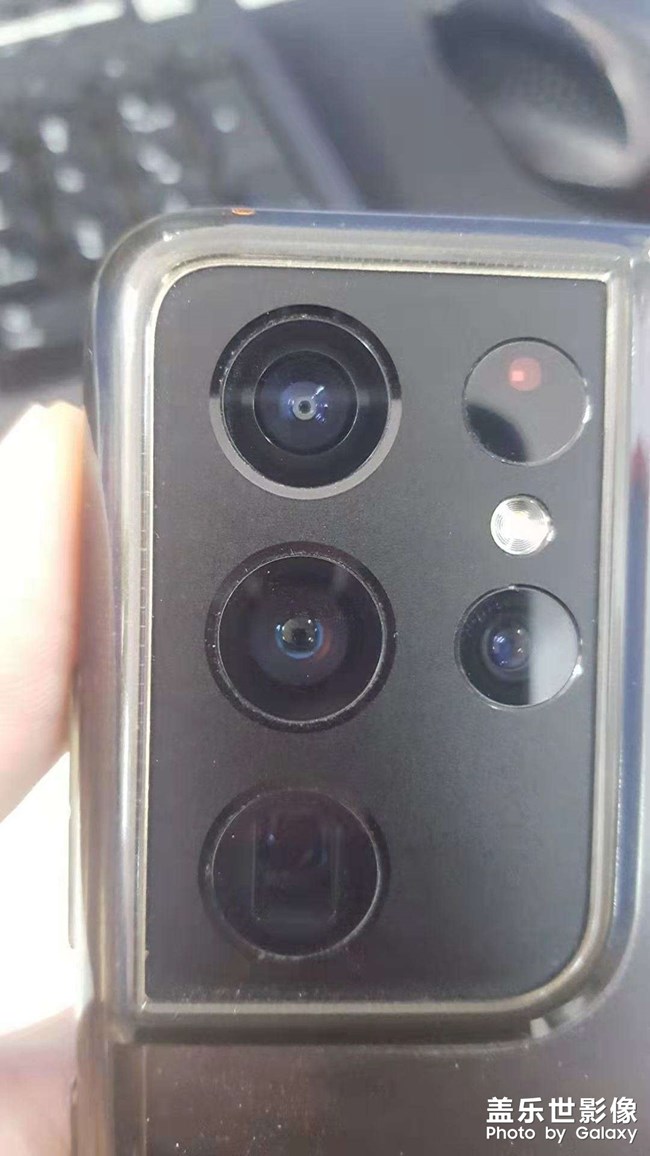 最近发现最上面这颗镜头里面有一圈白白的这是什么，求问