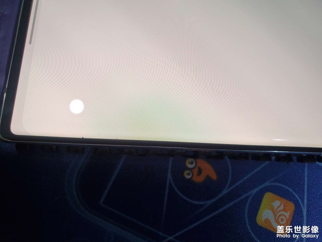 note 20 u 屏幕侧边黑点