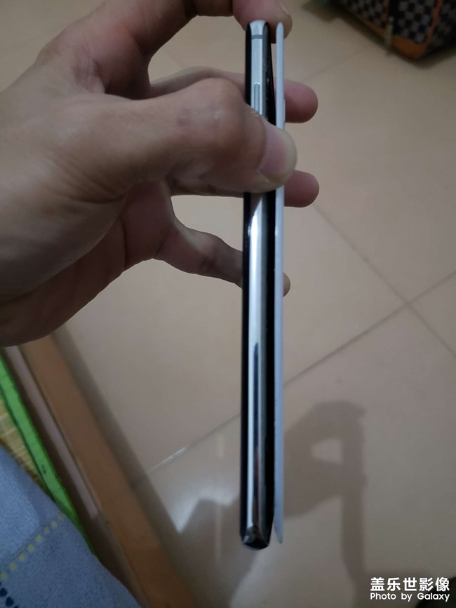 三星s10+后盖裂开