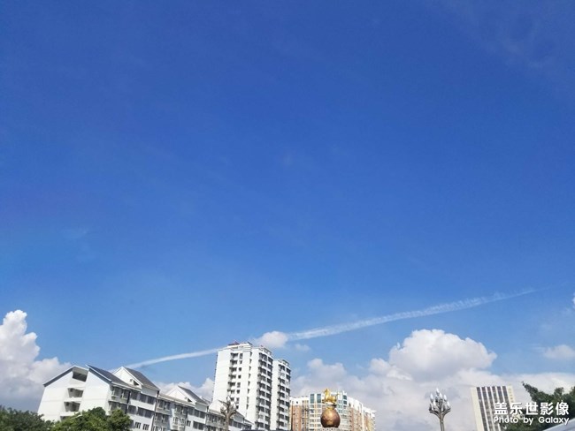好像是飞机尾迹