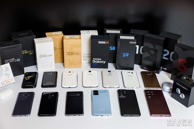 把十三部盖乐世手机放一起拍一个全家福