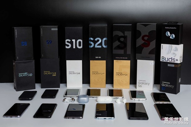 把十三部盖乐世手机放一起拍一个全家福