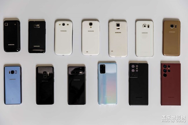 把十三部盖乐世手机放一起拍一个全家福