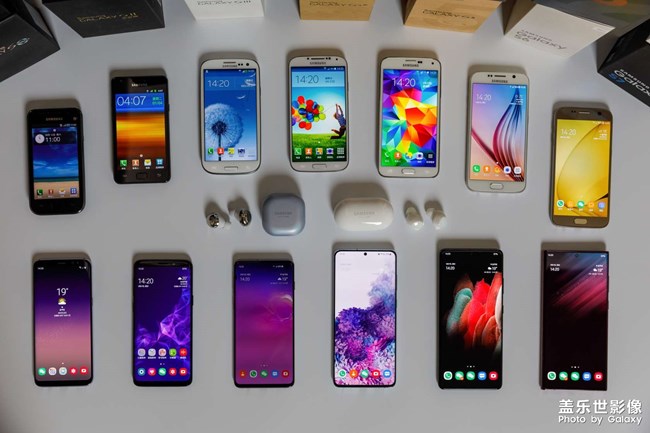 把十三部盖乐世手机放一起拍一个全家福