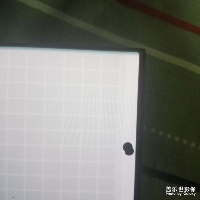 三星s22u手机屏幕前摄像头旁有黑点