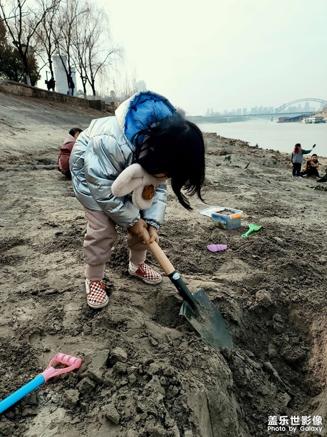 江边遛娃