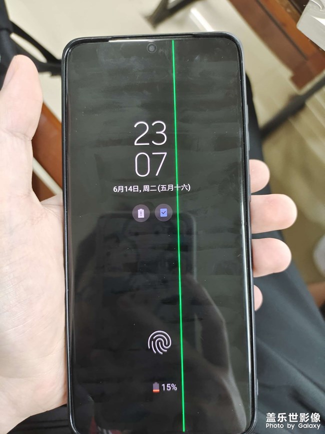 s20+花屏，没有任何磕碰，就出现了这道绿色竖线