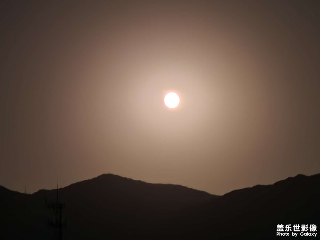 我说今晚的月亮很美，你说是的。