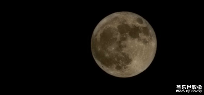 我说今晚的月亮很美，你说是的。