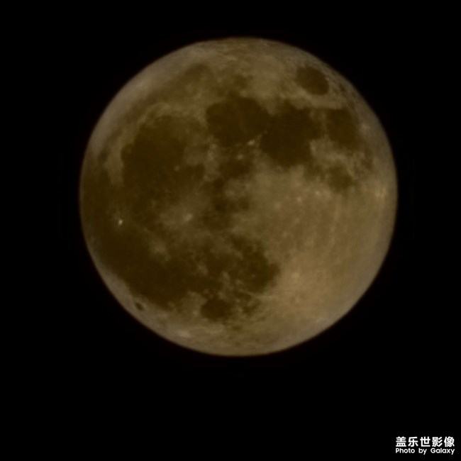 我说今晚的月亮很美，你说是的。