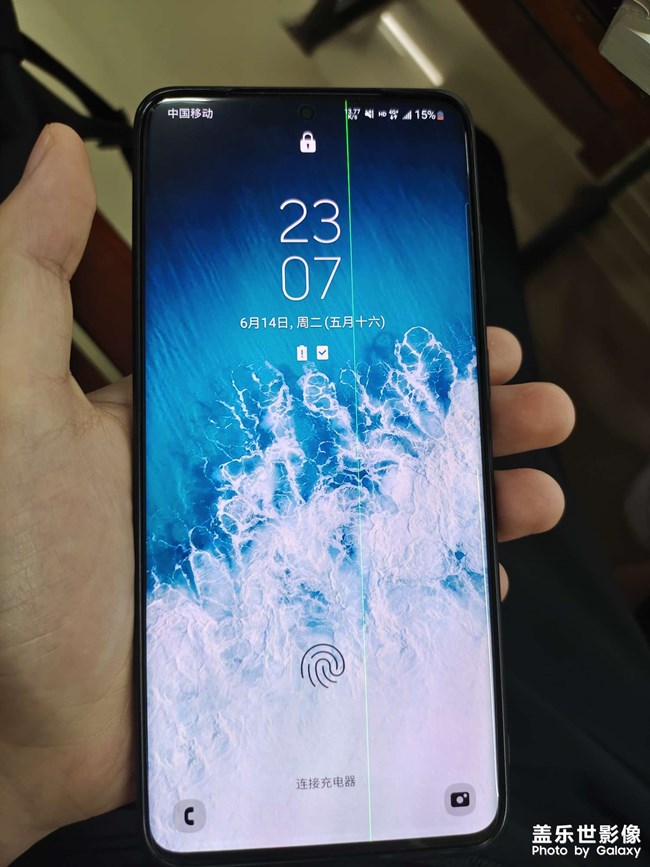 s20+花屏，没有任何磕碰，就出现了这道绿色竖线