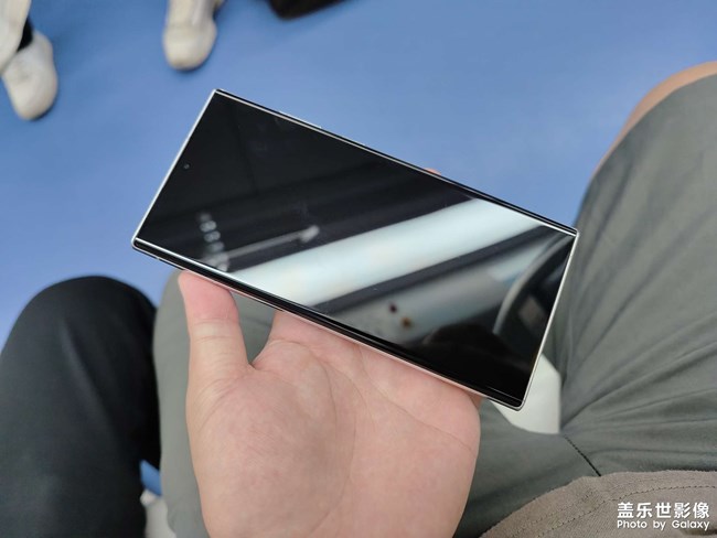 我的三星s22ultra用上了满屏的原厂膜。。。