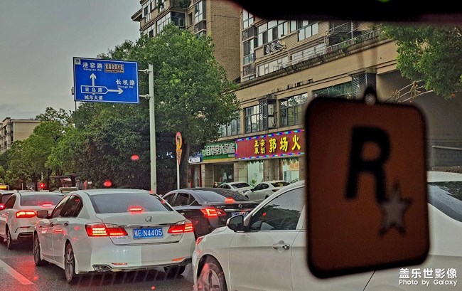 窗外，雨中，世界如幻梦