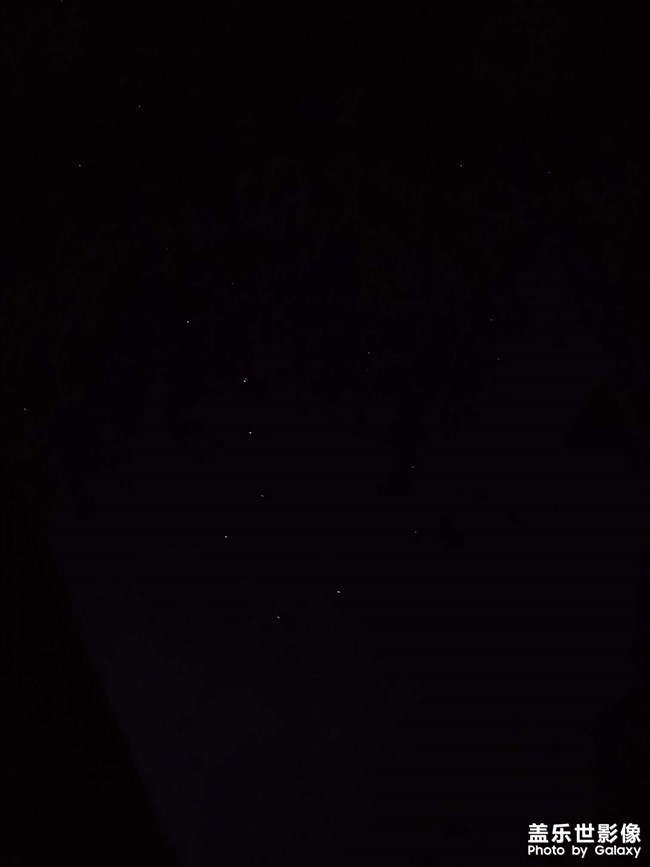 浩瀚星辰vs屏幕上的灰尘