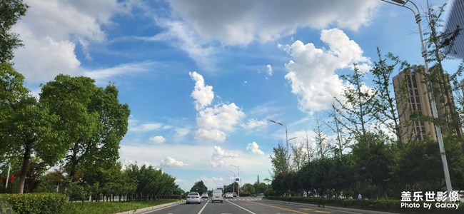 夏日的蓝天白云