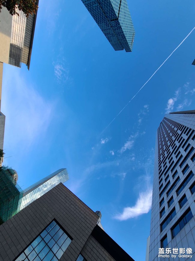 蓝天、飞机、高楼