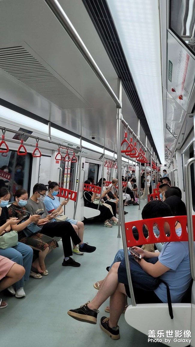 坐地铁上班的路上