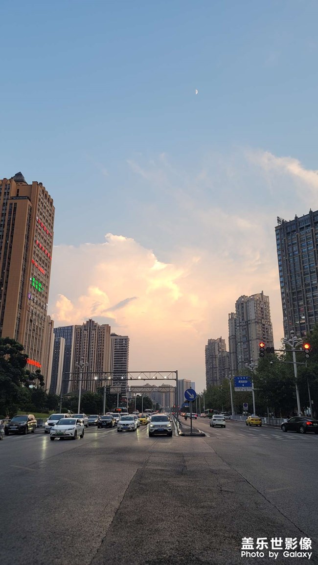 回家的路上看到日月同辉