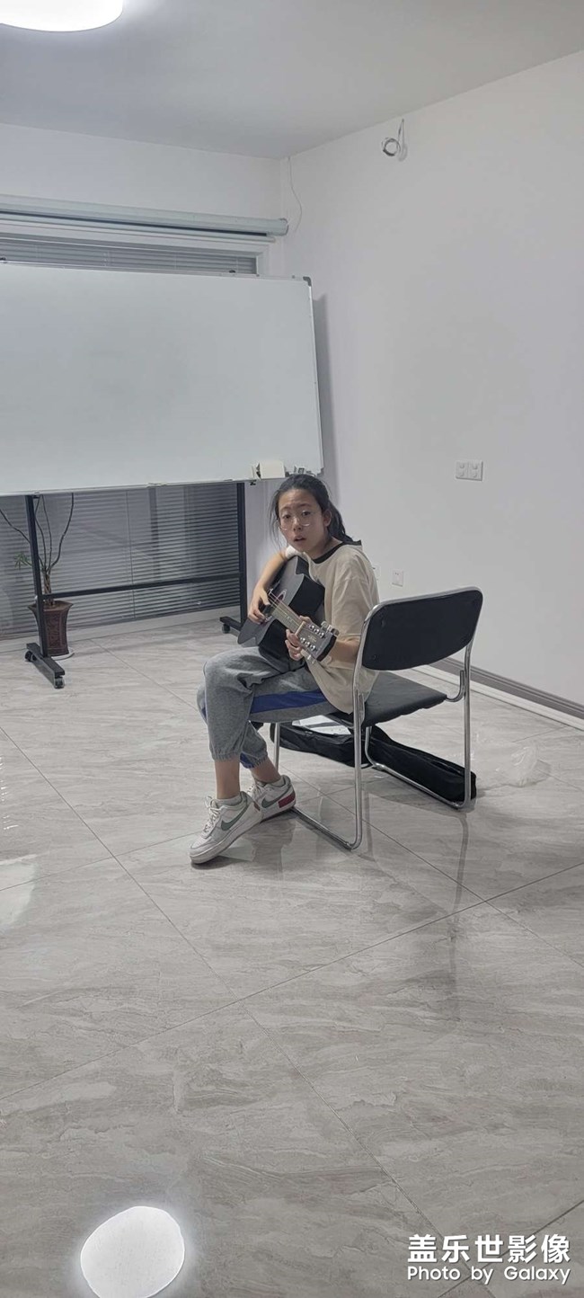 我大女儿弹琴被我偷拍