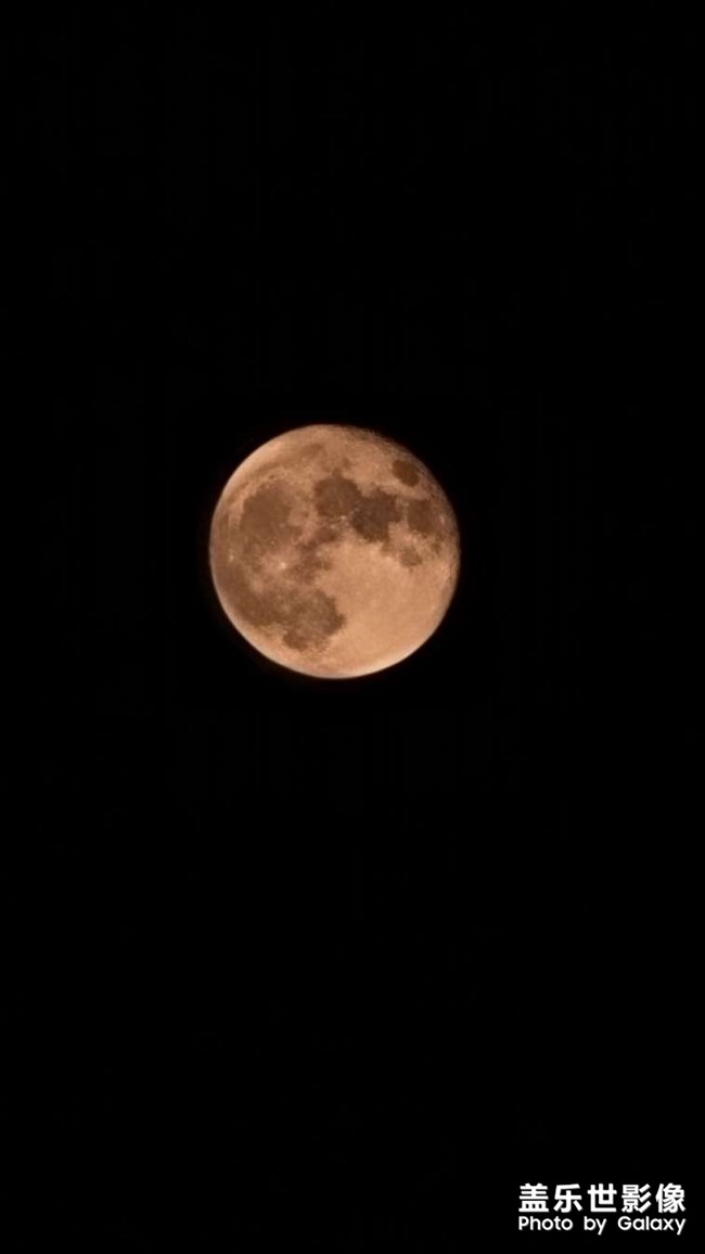 十五的月亮红又圆
