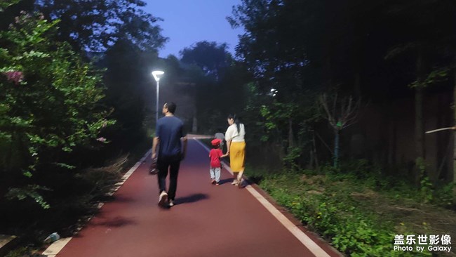 纯黑夜景照片