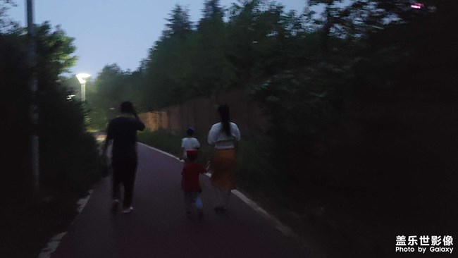 纯黑夜景照片