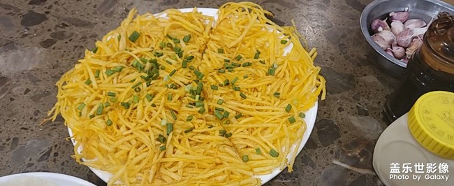 在重庆馆子吃东北美食