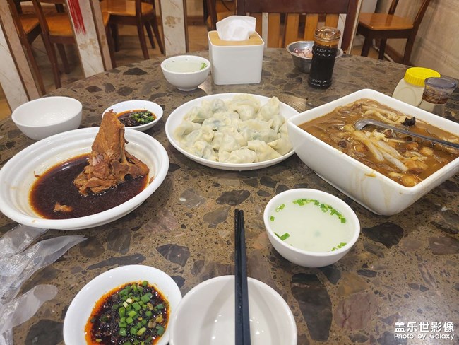 在重庆馆子吃东北美食