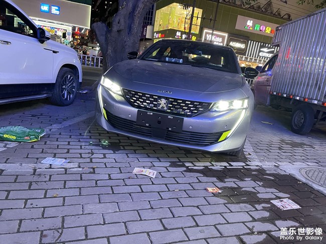 獠牙日间行车灯