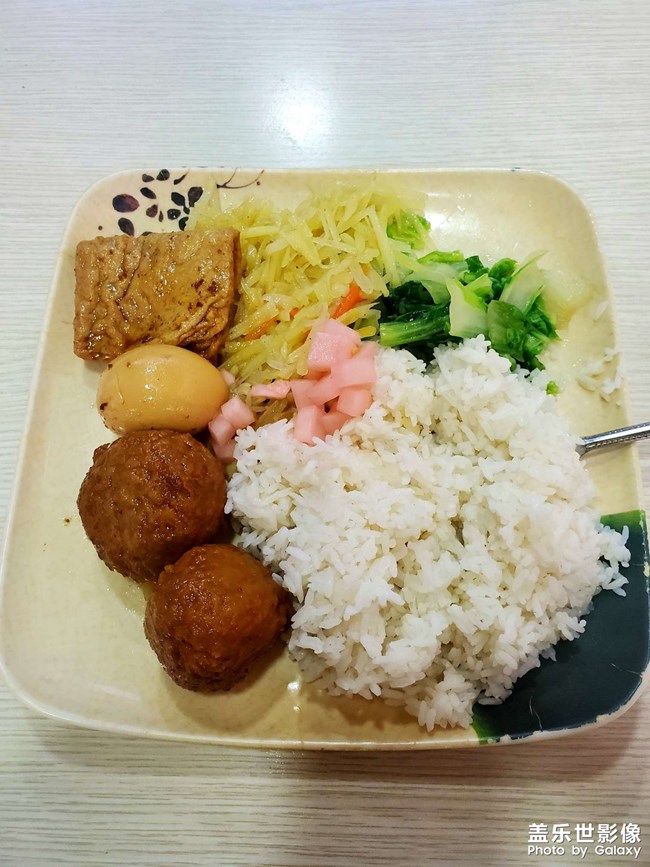 红烧狮子头双拼饭