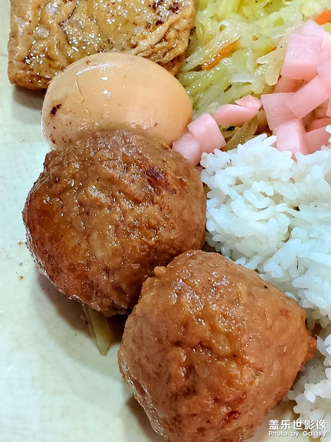 红烧狮子头双拼饭