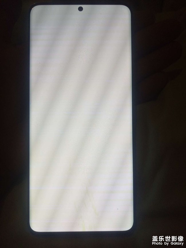 三星s20+今天突然白屏了。没有磕碰没有进水。质量问题