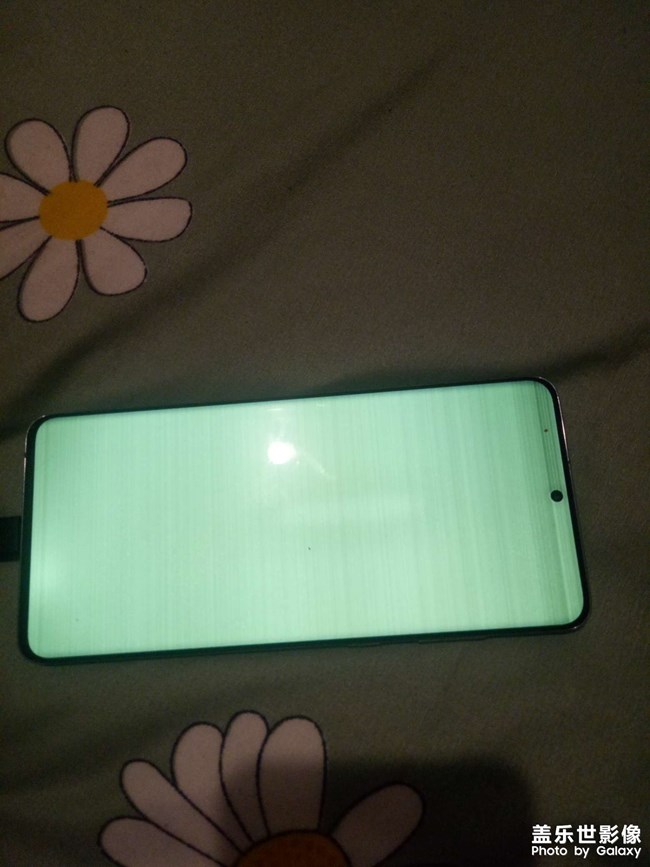 三星s20+今天突然白屏了。没有磕碰没有进水。质量问题