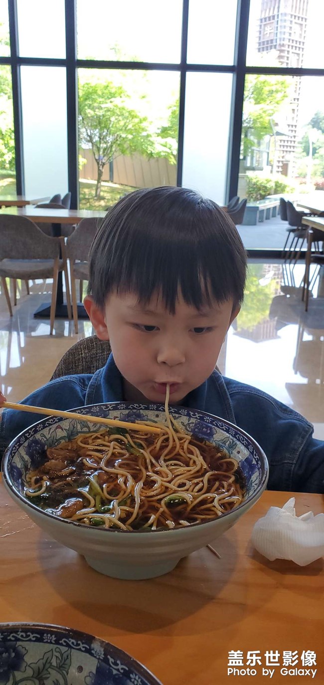 用三星手机给儿子拍的照片