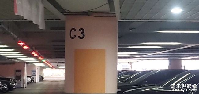 南京禄口机场，P2停车场楼层标识太乱。