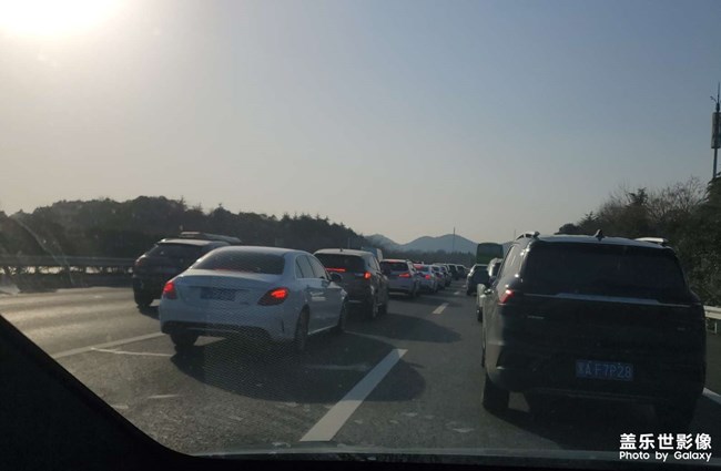 高速公路有点堵车了