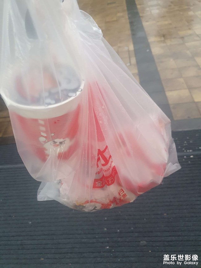 郑州这几天又下雨了，买个汉堡出来就下大了