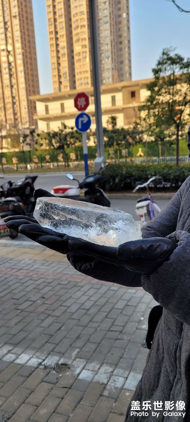 好厚的冰