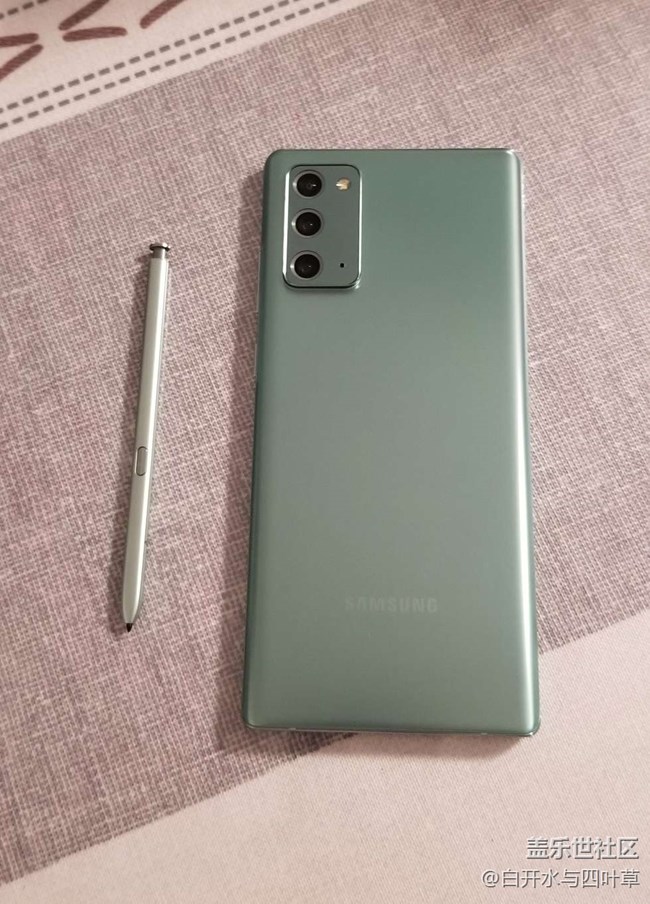 我蛮喜欢note20冰薄荷绿.当初选的时候怕和其他品牌的蓝绿颜色类似.