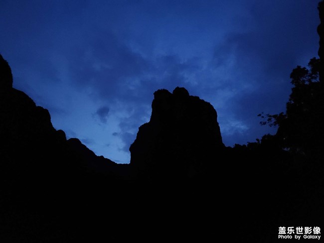 雁荡山夜景的招牌—夫妻峰