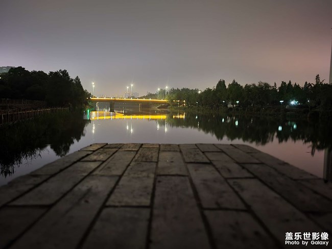 河边夜景.