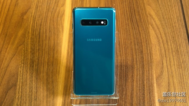 三款机型国行首发均有炭晶黑/皓玉白的配色,而s10e独享沁柠黄配色,s10