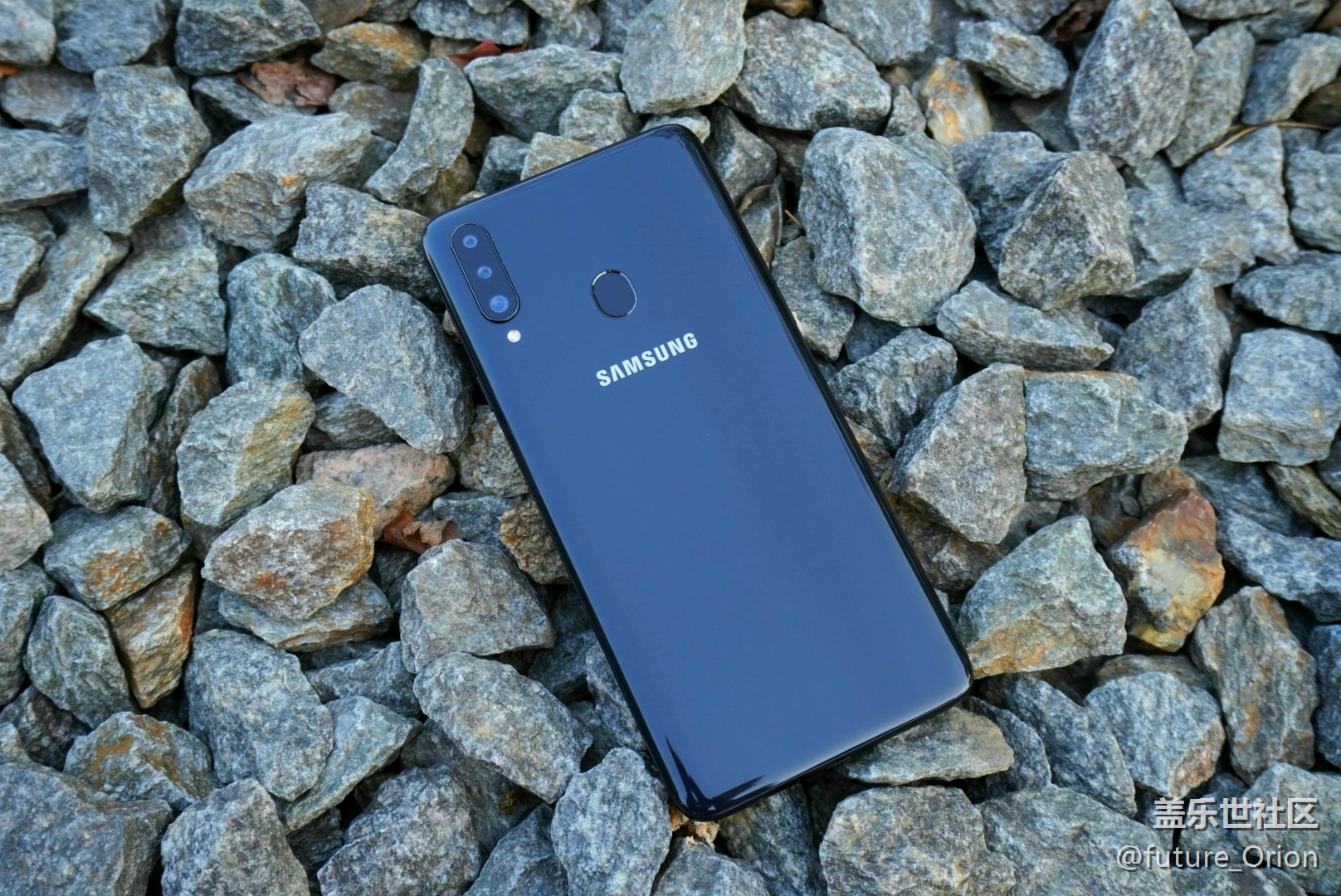 铁路上的三星galaxy a20s