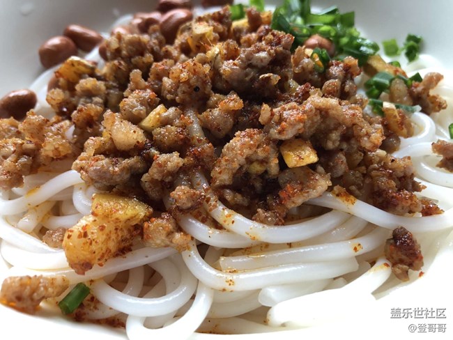 【登哥美食】自制炸酱干拌米粉