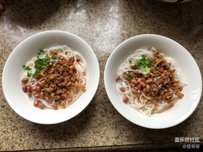 【登哥美食】自制炸酱干拌米粉