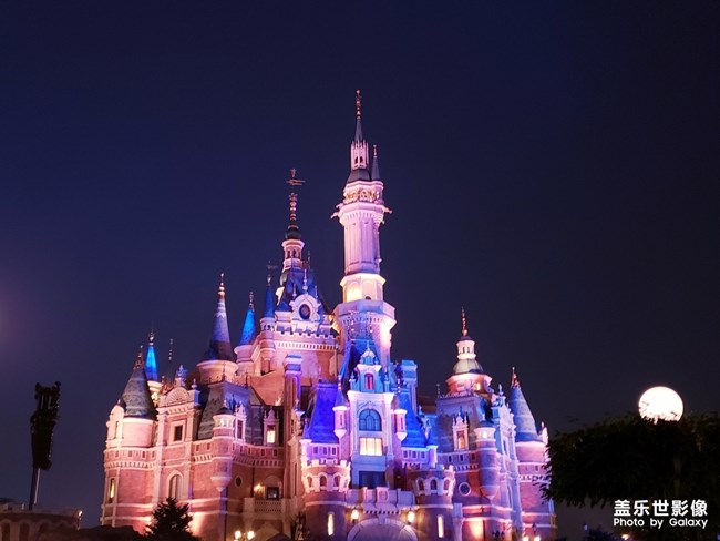 夜晚的迪士尼公主城堡很美